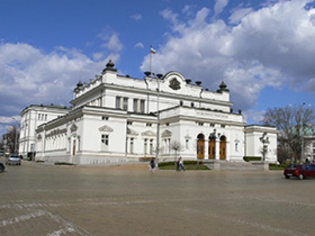 Правителството стартира диалог с бизнеса за привличане на повече инвестиции