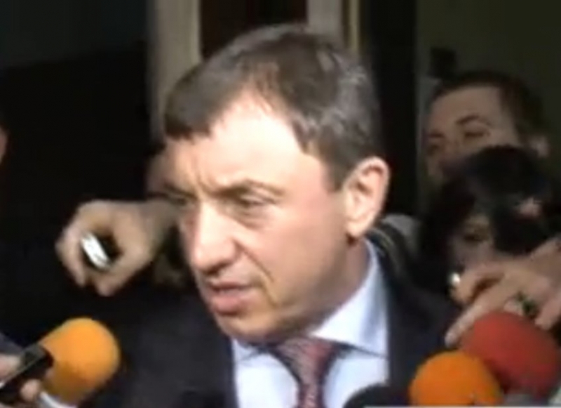 Алексей Петров остава в ареста
