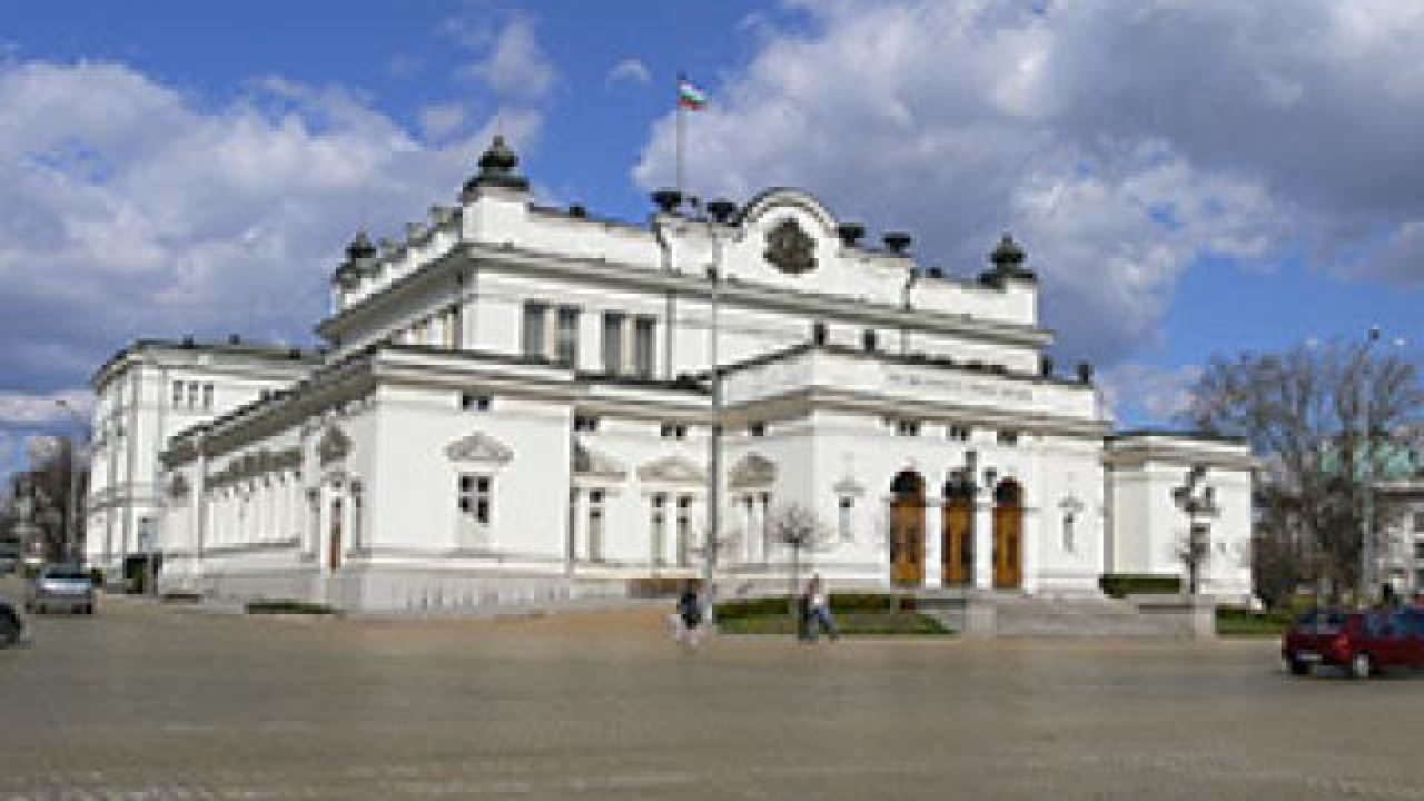 Вотът тръгна - депутатите почетоха жертвите от атентатите в Осло