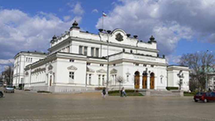 Парламентът одобри спешния пакет от мерки на Орешарски