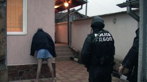 Двама лихвари са задържани при спецакция
