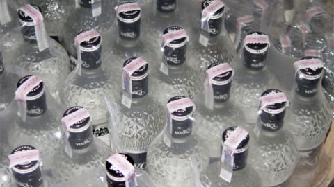 Задържаха над 60 000 бутилки с фалшиви бандероли
