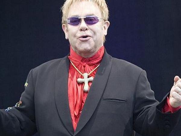 A stage collapsed at an Elton John live performance
 – 2024-07-03 06:04:09