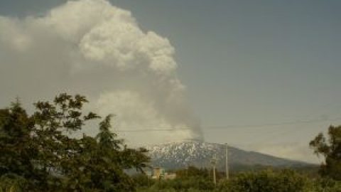 Отменят 300 полета заради новия вулканичен облак