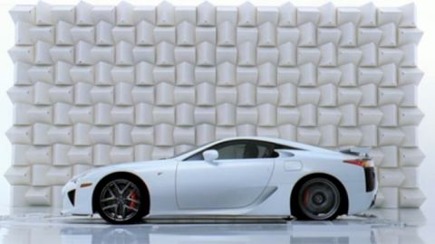 Lexus LFA чупи чаша с шума от двигателя (Видео)
