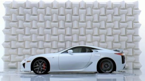 Lexus LFA чупи чаша с шума от двигателя (Видео)