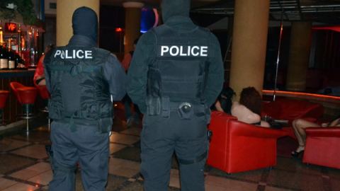 Задържаха двама мъже, разпространявали кокаин в нощни заведения
