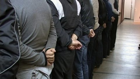 Столични полицаи задържаха шестима, нападнали и набили 18-годишен