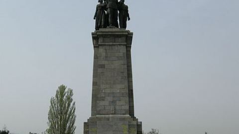 Паметникът на Съветската армия засега остава