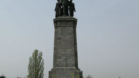 Паметникът на Съветската армия засега остава