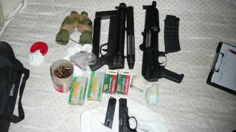 Голямо количество боен арсенал е открито в дома на криминално проявен мъж от Бургас