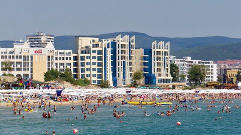 Мухъл, глад и мизерия за хиляди деца на лагер в Слънчев бряг