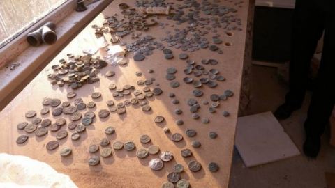 Предотвратиха опит за продажба на голямо количество антични монети и предмети