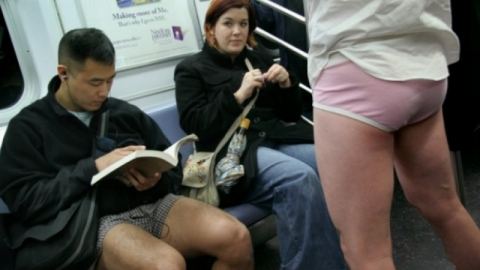 В Лондон и Милано пътуват в метрото по долни гащи