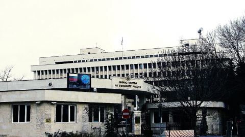 Уволняват посланик заради скандал