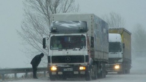 ТИР закачи жици и събори бетонен стълб