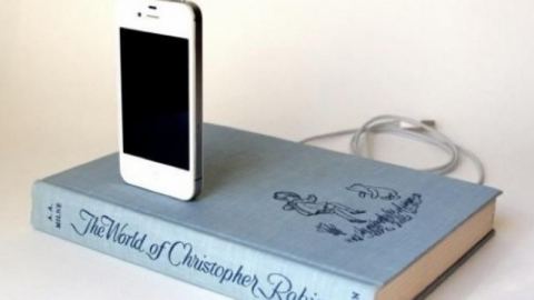 Зареждаме iPhone от книга