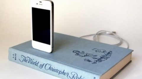 Зареждаме iPhone от книга