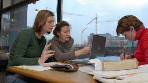 Ученик с медал докарва на училището си 10 000 лева