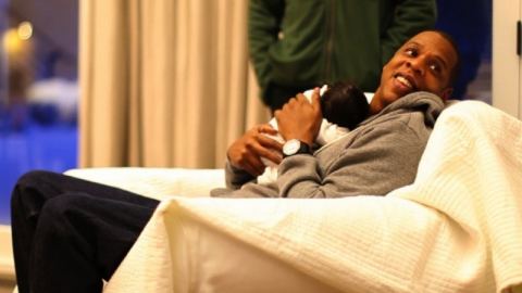 Бионсе и Jay-Z пуснаха снимки на дъщеря си в интернет