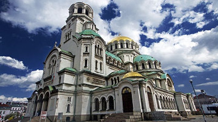 Молебени за благополучие на българите