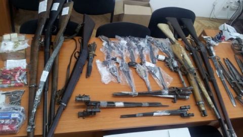Иззеха голямо количество старинно оръжие и антични монети