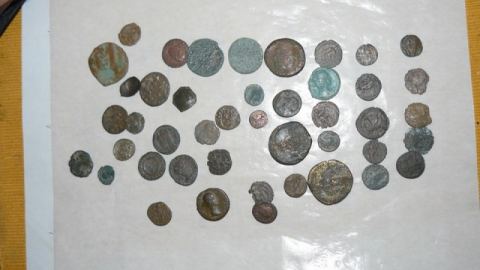 Полицаи откриха 2343 средновековни монети