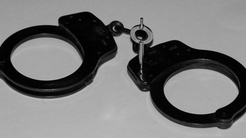 Арестуваха служител на бургаския затвор