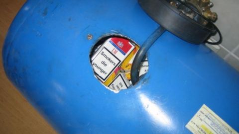 Спипаха контрабандни цигари в газова бутилка на кола