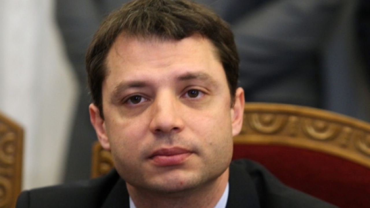 Бензин А 95 нямало да мине 3 лв