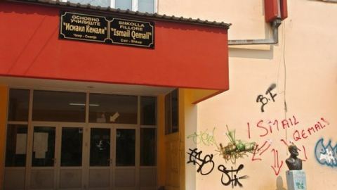 Поалбанчват училищата в Скопие