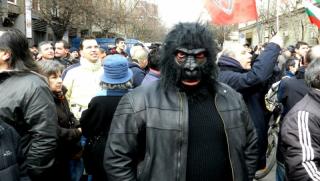 Протестиращи, искаме, 240 оставки, парламент