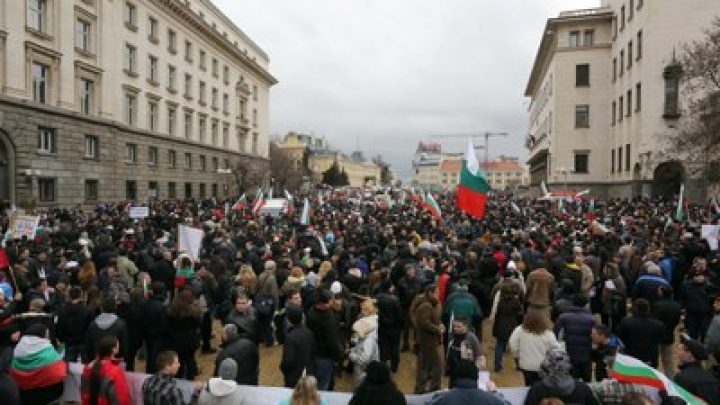 Хора прииждат от всички краища на София за петия ден от протестите