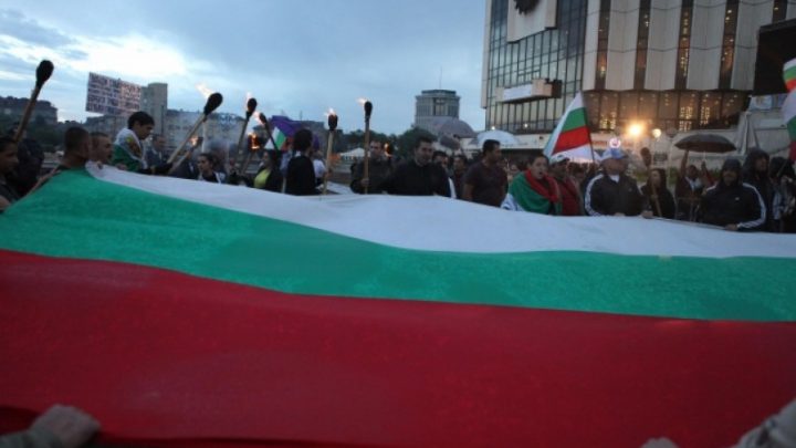 Полиция опази червени фенове от гнева на протестиращите пред НДК