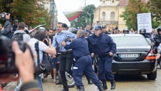 Протести, парламент, заграждения