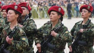 Армия, жени, оръжие