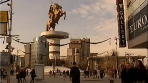 Македония започва демонтаж на паметниците-простоти в центъра на Скопие