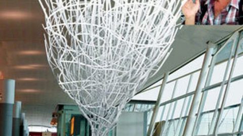 5-метрова скулптура на българин изпраща пътниците на летище Кенеди