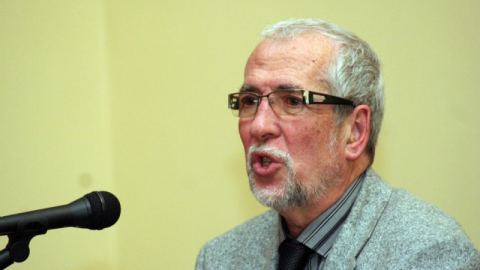 Войнът може да загуби само живота си, а политикът - всичко...