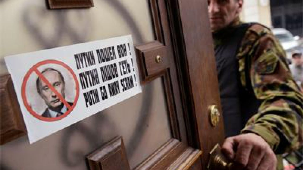 Погром: Радикални демонстранти от "Десен сектор" разбиват украинския парламент
