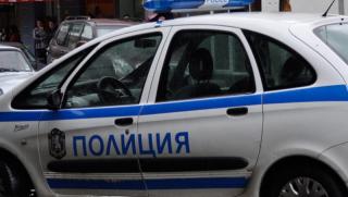 Съблечена, полицаи, гола студентка