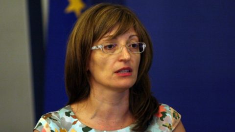 Медии в Гърция се подиграват на Захариева, че призна македонския език