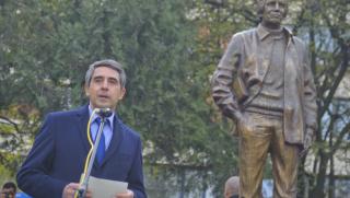 Чавдар Добрев, Плевнелиев, Георги Марков, паметник