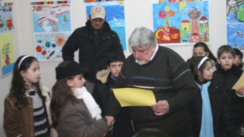 Учител педофил опипва малки момичета и ги пита за бельото им