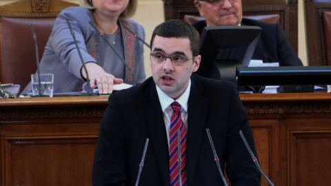 Ако съзнателно унищожавате българското образование, си подайте оставката