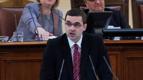 Ако съзнателно унищожавате българското образование, си подайте оставката