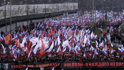 Десетки хиляди отдадоха почит на Немцов