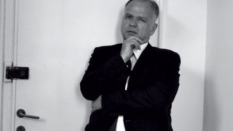 За мъртвите или добро, или нищо, освен истината.