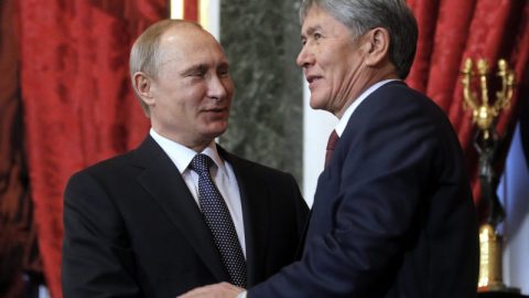 "Изчезналият" и толкова търсен от медиите Путин започна срещата си с Атамбаев