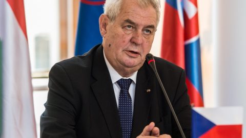 Чешкият президент обмисля да отмени посещение в Москва за 75-годишнината от Победата